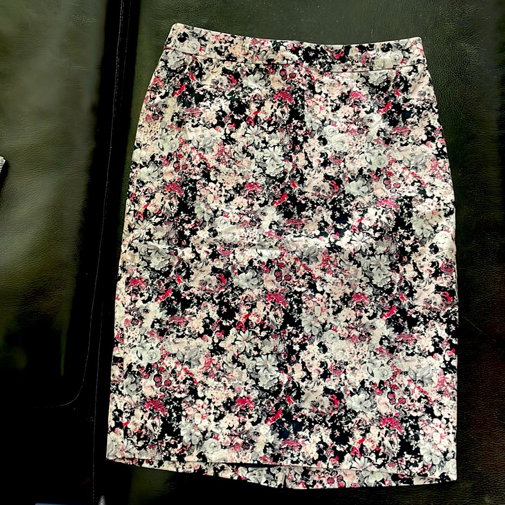 Like new floral pencil skirt